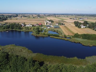 Dwa nowe domy, trzy działki, stawy, jezioro