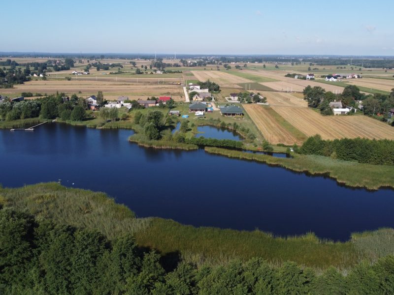 Dwa nowe domy, trzy działki, stawy, jezioro