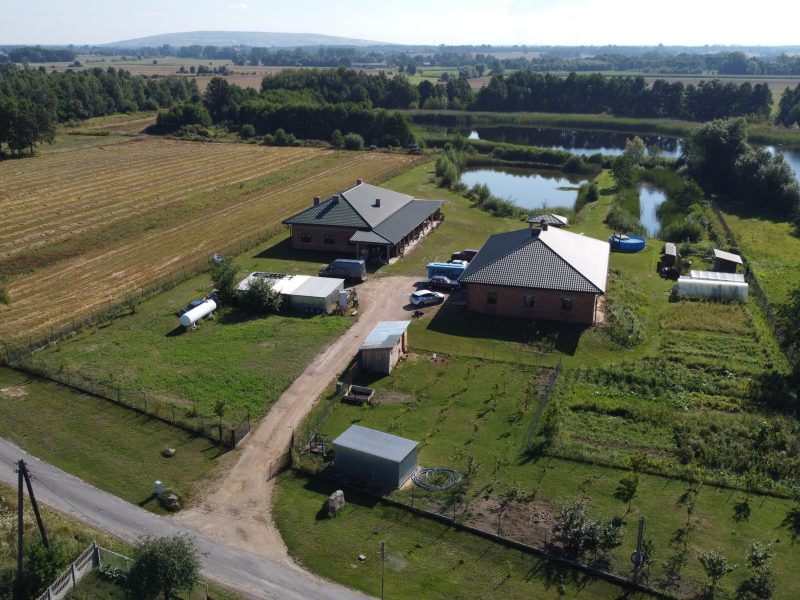 Dwa nowe domy, trzy działki, stawy, jezioro