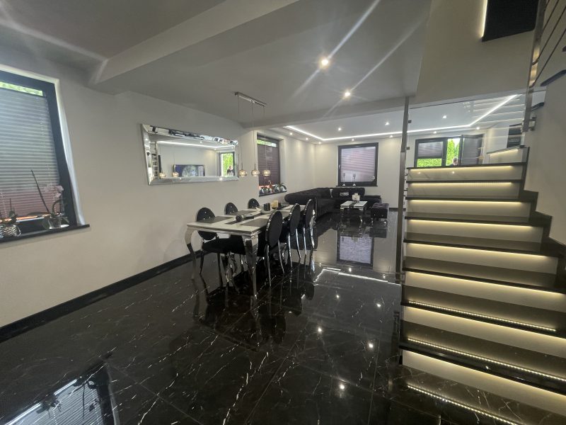 Na sprzedaż dom z basenem 220m2