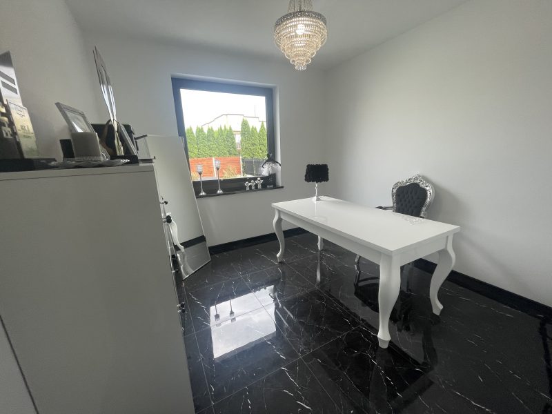 Na sprzedaż dom z basenem 220m2
